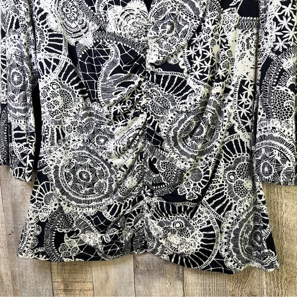 Alfani Large Black & White Print Top V-Neck Ruched Front 3/4 Sleeves - Picture 4 of 7